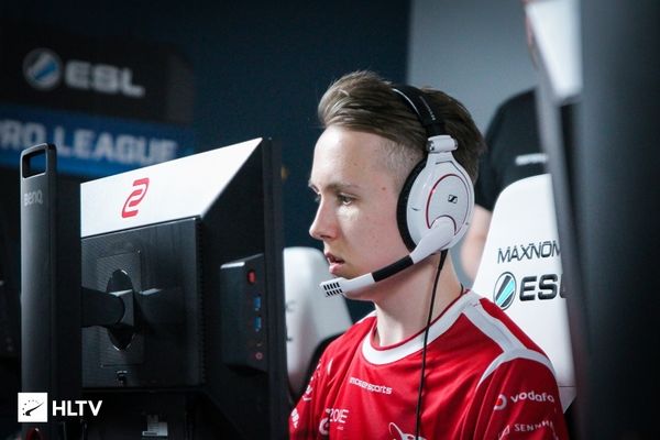 它真的进化了！Kanavi Wei 坚决锁定了她的兄弟，女枪将输出拉到最大，帮助 Top Esports 赢得了第一局